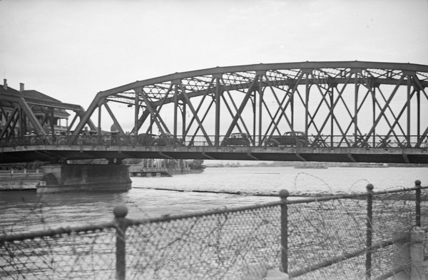 Soldiers and cars on Garden Bridge, Shanghai