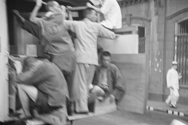 Men on the back of a truck, Shanghai