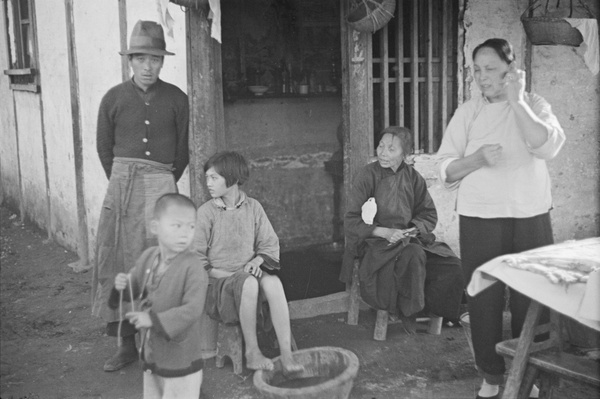 Family and stall, Shanghai