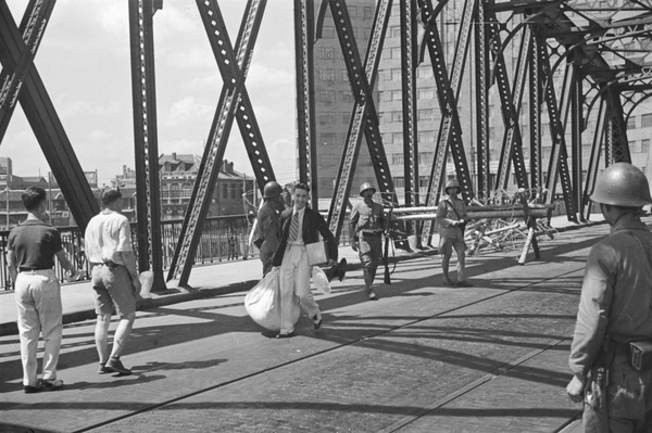 Foreigner with bedding, and Japanese soldiers, Garden Bridge, Shanghai