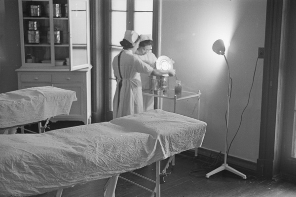 Nurses on hospital ward, Shanghai