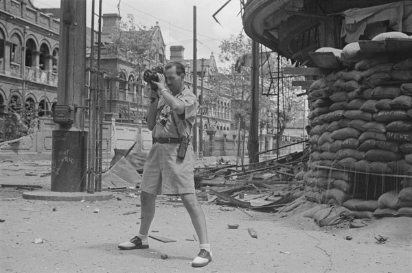 Photojournalist Harrison Forman filming in Range Road, Shanghai