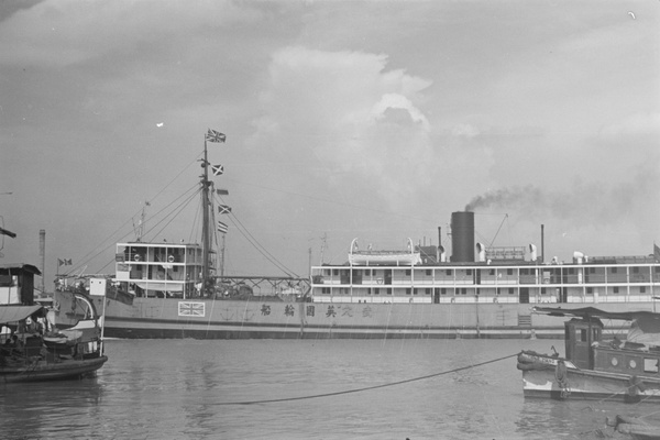 The steamer 'Wusueh' (武穴), and houseboat 'Tsing Ziang', Shanghai