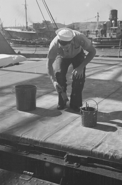 Sailor with brush and pots, Shanghai