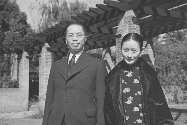 Yu Hongjun (O.K. Yui 俞鴻鈞), Mayor of Shanghai, with his wife