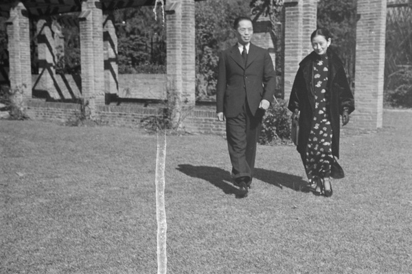 Yu Hongjun (O.K. Yui 俞鴻鈞), Mayor of Shanghai, with his wife