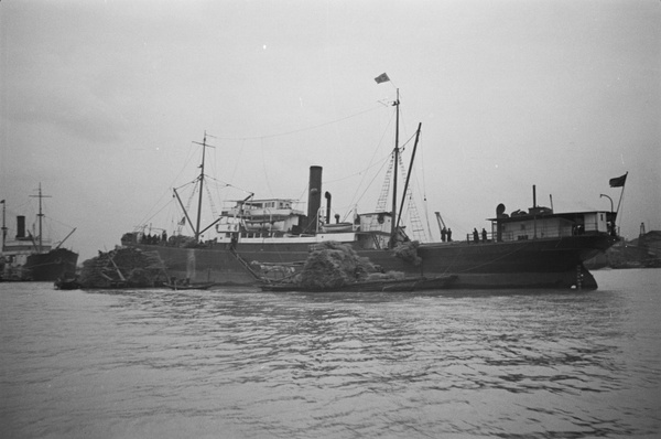 The Tai Lee 泰利, with barges, Shanghai