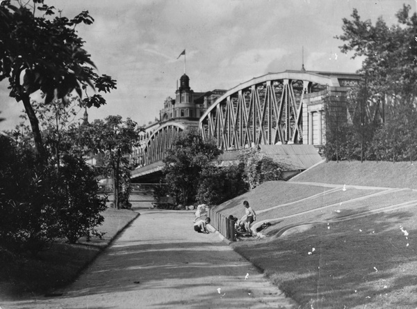 Children playing by Garden Bridge, Shanghai