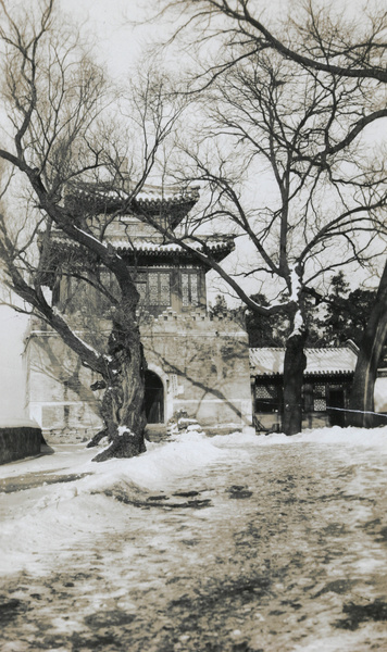 Entrance to the Long Corridor, in winter, Beihai Park (北海公园), Beijing
