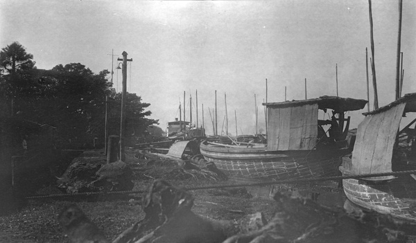 Berthed junks and ships in Kiukiang