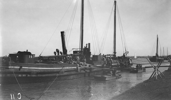 Loading salt at Hanku (汉沽)