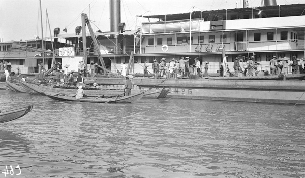 'Shasi II' (沙市) with anchor pontoon in Hankow (汉口)