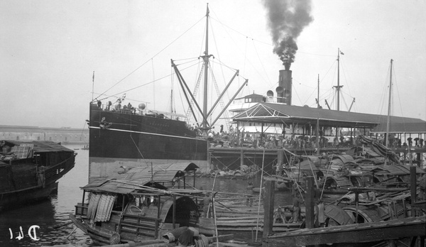 Steamer 'Shantung' discharging in Canton