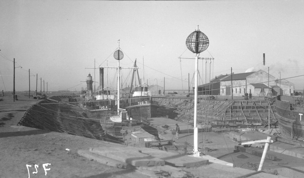 Tientsin Lighter Company tugs wintering in the graving dock at Tonggu (塘沽)