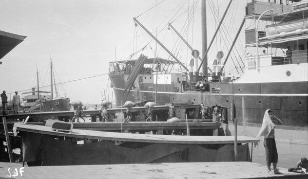 Loading 'Kwangchow', Bangkok, Thailand