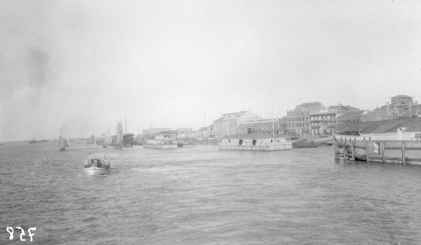 Hulks and junks in Hsiakwan (下关), Nanking