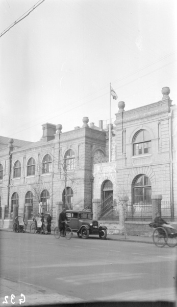 Bicycle, car and rickshaws in front of Butterfield and Swire office, Victoria Road, Tientsin