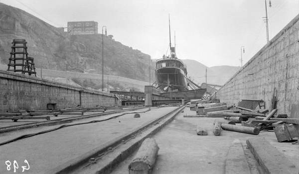 Repairing a ship's stern, Taikoo Dockyard, Hong Kong