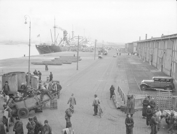 Unloading gravel, Tsingtao