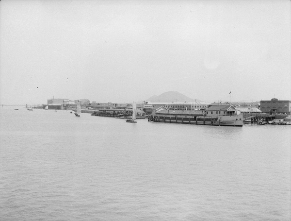 Hulks on the Yangtze River, Chinkiang (镇江)