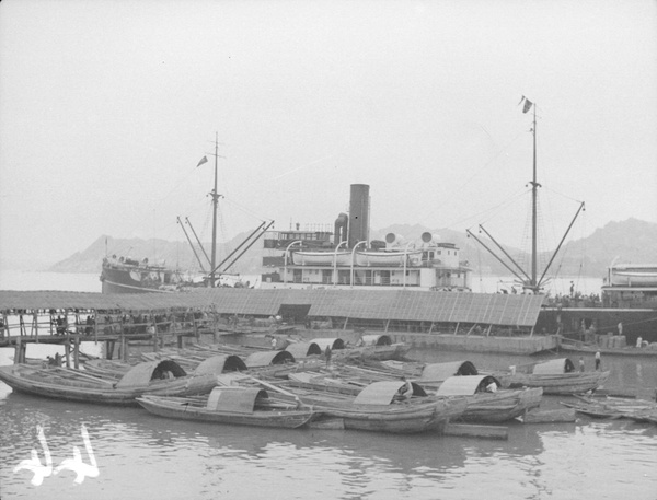 Steamship, hulk and junks in Sawtow