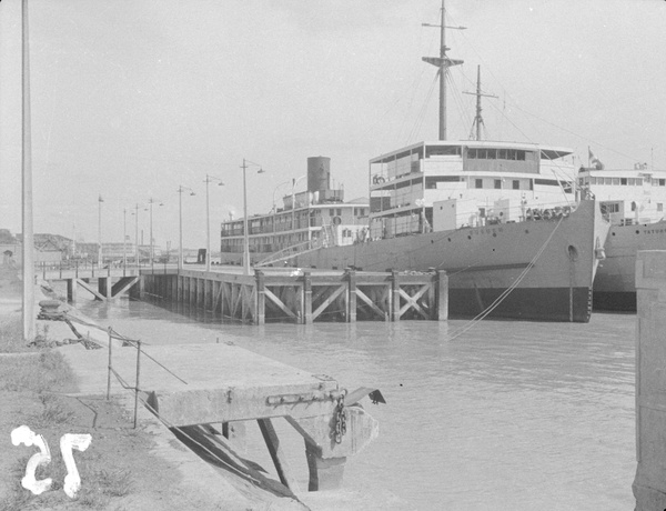 Steamships berthed at Watung, Shanghai