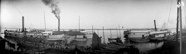 Steamships including  'Tungting' (洞庭) at  Hankow