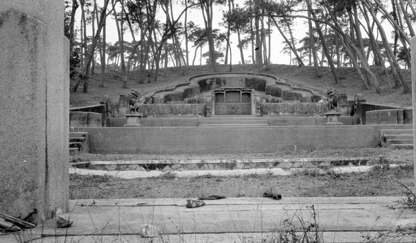 A mandarin's 'horseshoe' grave, Foochow City