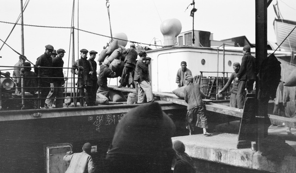 Stevedores (un)loading sacks, Canton