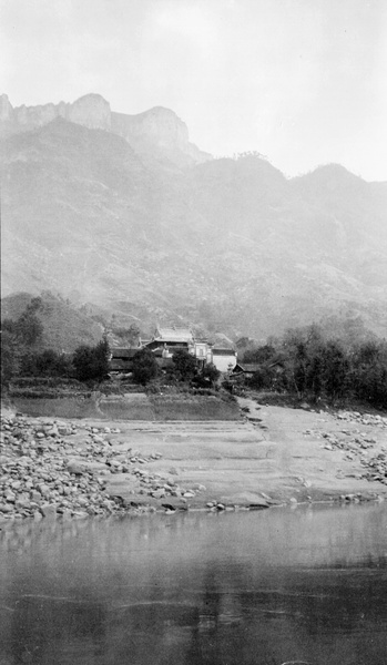 Bankside building, Yangtze Gorges