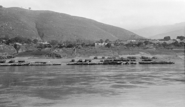 Settlement beside the Yangtze River