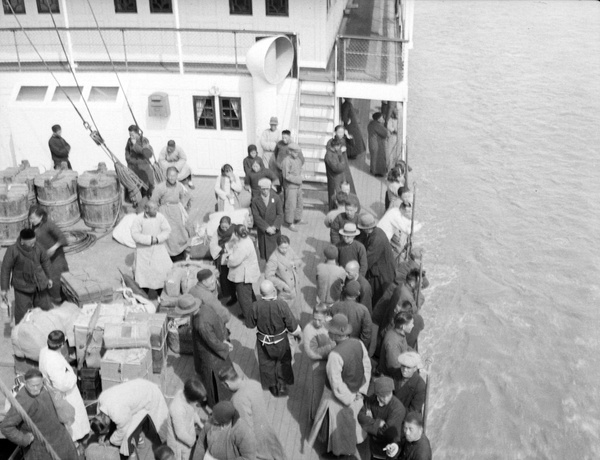 Passengers and cargo on Yangtze steamer
