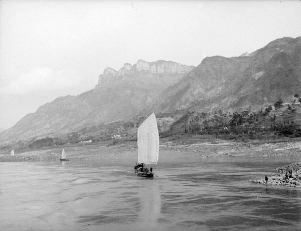 Sampan under sail, Yangtze Gorges