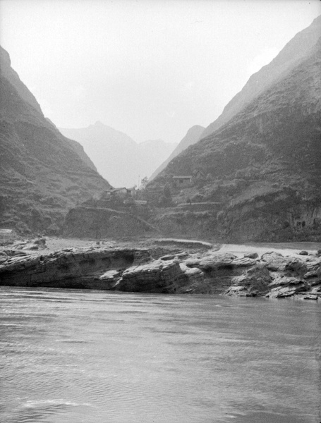 Hamlet beside the Yangtze