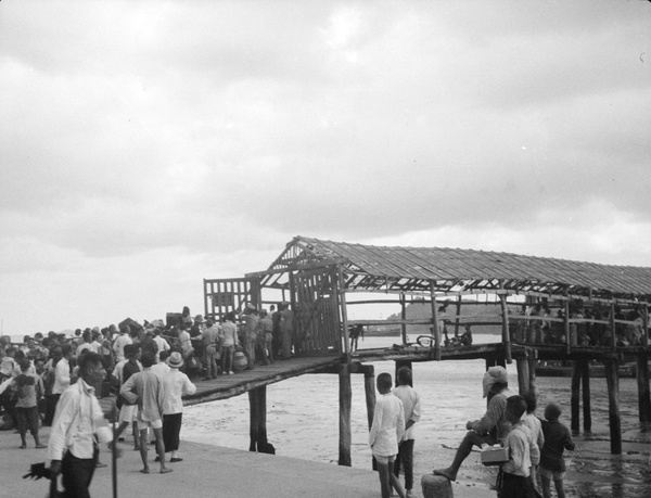 Queue at jetty, Swatow, 1940