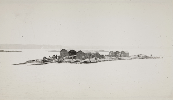A raft, probably in the Xiang River (湘江 Xiang jiang)