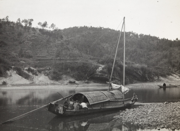 Boat people having a meal, Bei River (北江)