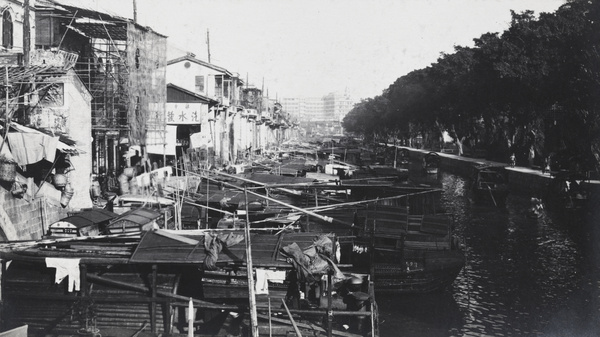 Boats on Shamian (沙面) Creek, Guangzhou (廣州)