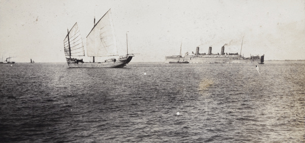 A junk near the RMS Empress of Russia in Wusong (吴淞), Shanghai (上海)