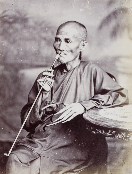 A man with long fingernails, hairlip and a pipe