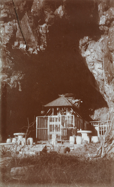 Tables and seats at the Fairy Cave (仙人洞), Lushan