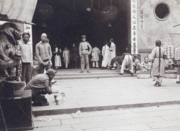 Hawking food by the entrance to the City God Temple (上海城隍庙), Shanghai