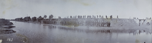 Civilians and revolutionary soldiers at a railway embankment near Kilometre Ten