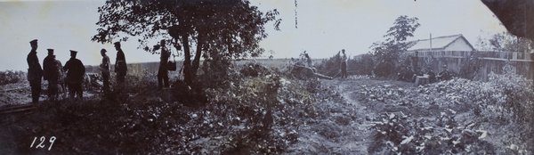 Revolutionary soldiers and field guns near Kilometre Ten