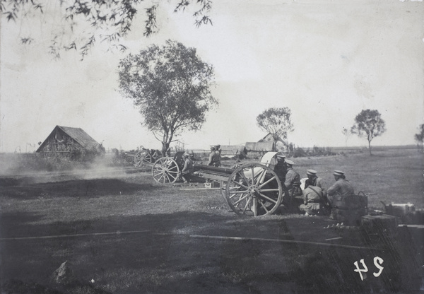 Qing army gun batteries in a field, Hankow