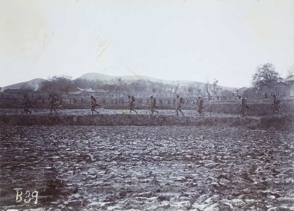 Qing army soldiers on the move near Hankow