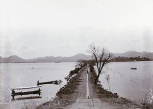 White Causeway (Bai Causeway 白堤), West Lake (西湖), Hangzhou (杭州)