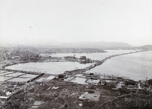 Aerial view of the Su Causeway (苏堤), West Lake (西湖), Hangzhou (杭州)