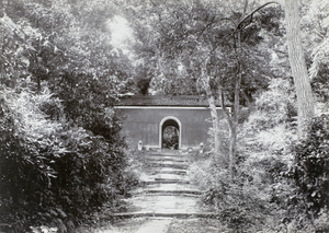 An entrance at Hupao Park (虎跑), West Lake (西湖), Hangzhou (杭州)