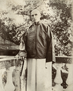 Foreign man in Chinese clothing
